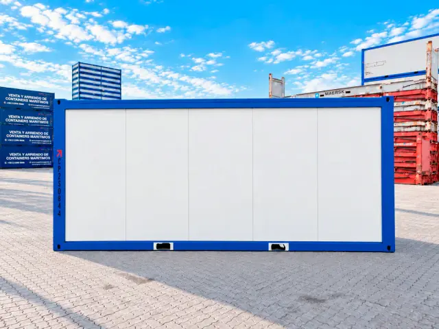Costado ciego del módulo sanitario, con el cerramiento de panel liso