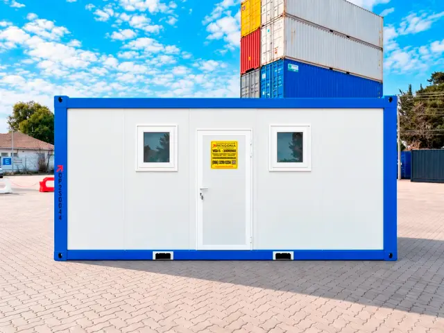 Frente del módulo con las dos puertas y sus ventanas de ventilación