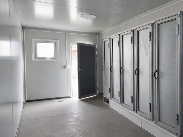 Cabinas de ducha con sus puertas, vistas desde el acceso del módulo