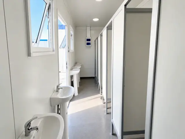Lavamanos de loza con espejo y ventana de ventilación