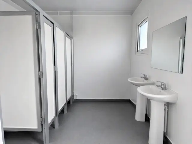 Las cabinas de WC al centro del módulo, con un recinto a cada lado