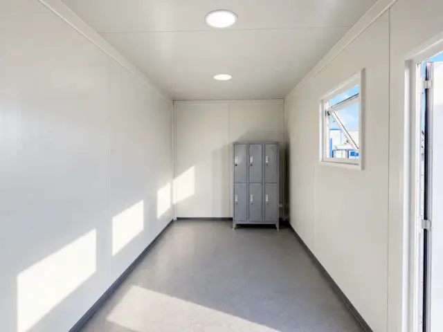 Planta libre con el tablero eléctrico instalado junto al acceso