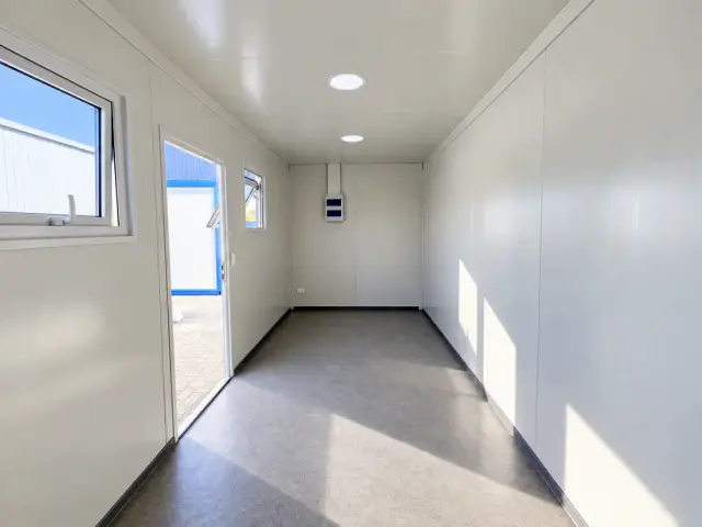Interior del módulo en planta libre, sin artefactos: muros y piso terminados y listos para instalar