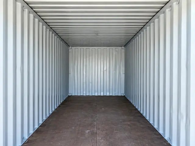 El interior hasta el testero del fondo, con el piso de madera y la luz entrando por las puertas