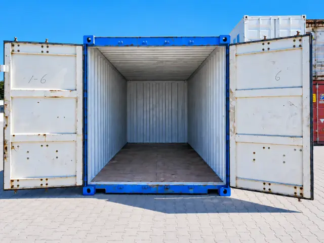 Las dos puertas abiertas de par en par, con el piso de madera y las paredes interiores blancas a la vista
