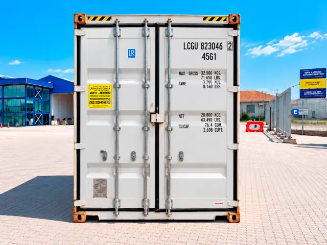 Frente con las puertas cerradas, la numeración LCGU y la tabla de pesos pintadas en blanco
