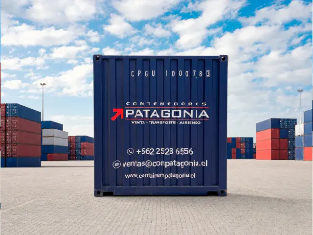 Container marítimo de 40 pies High Cube nuevo one trip, azul, rotulado por Contenedores Patagonia Lateral corrugado y castings de esquina.