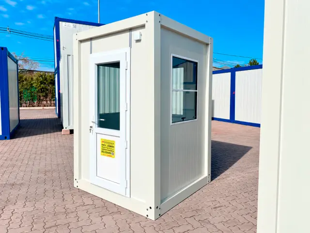 Tres cuartos con la puerta de frente y el ventanal a la derecha, sobre el pavimento del depósito