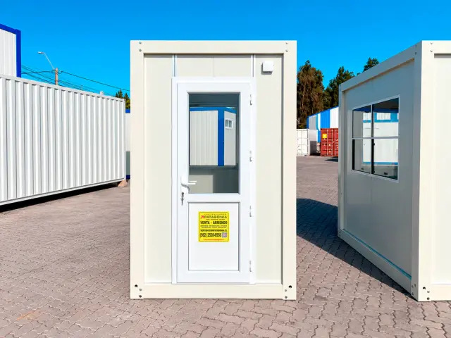 La puerta vista de frente: hoja de PVC con vidrio, manilla y el cartel de venta y arriendo