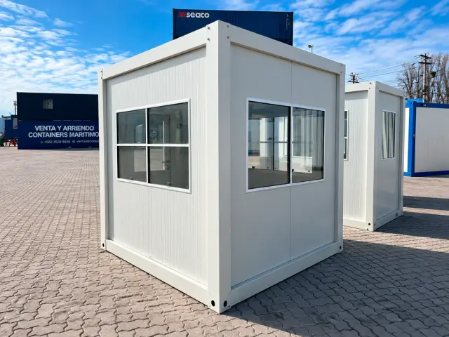 Caseta de vigilancia de 2,20 × 2,20 m en tres cuartos, con los ventanales de las dos caras contiguas a la vista