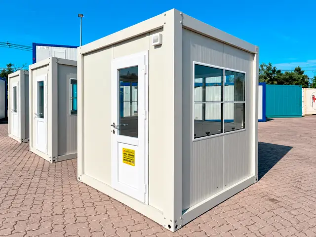 Tres cuartos con la puerta de frente y el ventanal a la izquierda, entre las unidades del depósito
