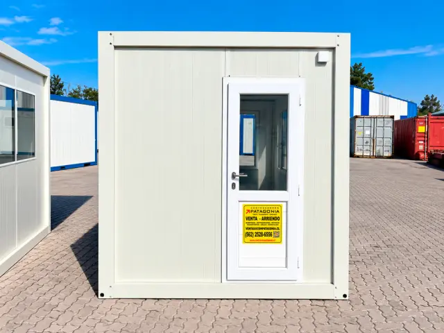 La cara de la puerta vista de frente, con el cartel de venta y arriendo pegado en la hoja