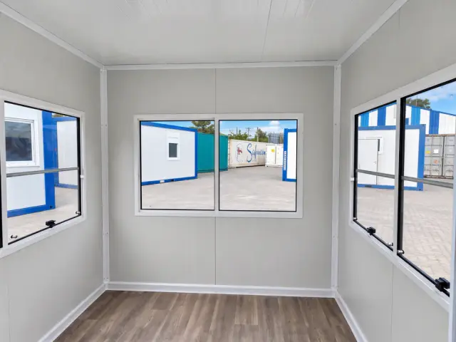 El interior desde la otra esquina, con la vuelta de ventanales y el depósito al otro lado del vidrio