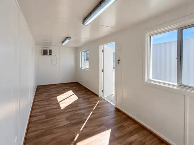 Interior forrado en planta libre: muros y cielo de yeso cartón blanco, piso vinílico símil madera, tubos LED y equipo de aire acondicionado