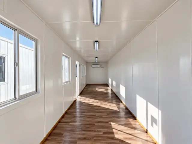 Interior forrado de 40 pies en planta libre, con muros de yeso cartón, piso vinílico y luminarias LED alineadas a lo largo del cielo
