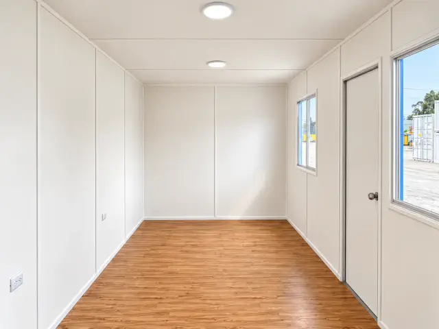 El interior mirando hacia la puerta de acceso, con la del medio baño a la derecha y la ventana al fondo