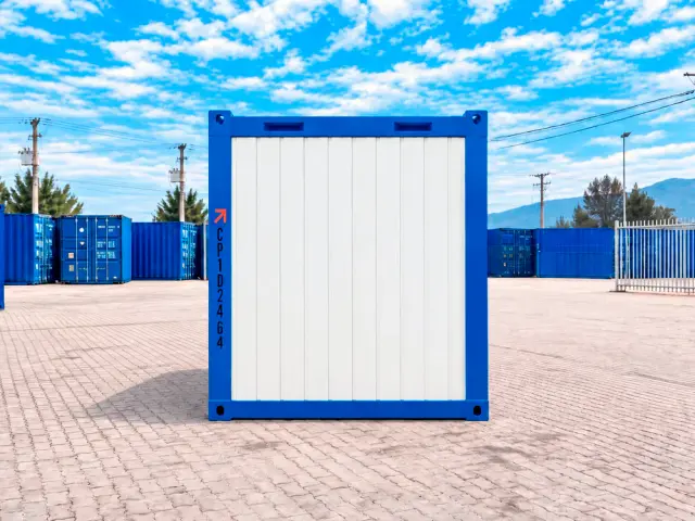 Costado ciego de la oficina de 10 pies, con el panel de acero prepintado a la vista y el marco azul de la estructura