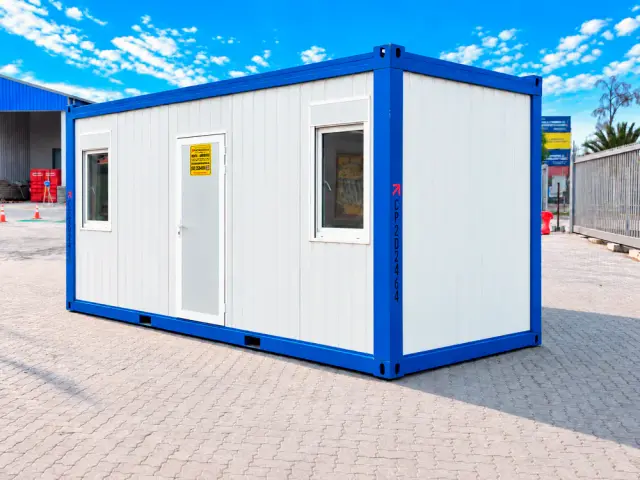 Oficina armable de 20 pies en tres cuartos desde el lado del acceso, con las dos ventanas y la puerta a la vista