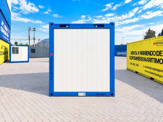 Testero de la oficina de 20 pies visto de frente, con el panel de acero corrido y el marco azul de la estructura
