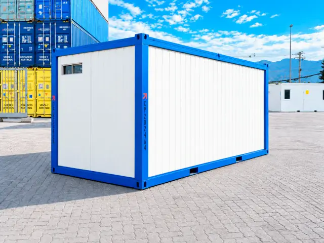 Costado de la oficina con baño completo, con la rejilla de ventilación en alto sobre el recinto del baño