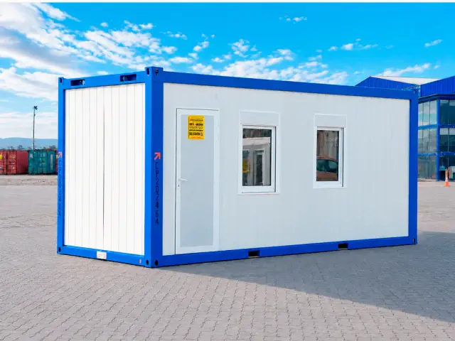 Oficina armable de 20 pies con baño completo, vista de frente: puerta de acceso y dos ventanas en la cara larga