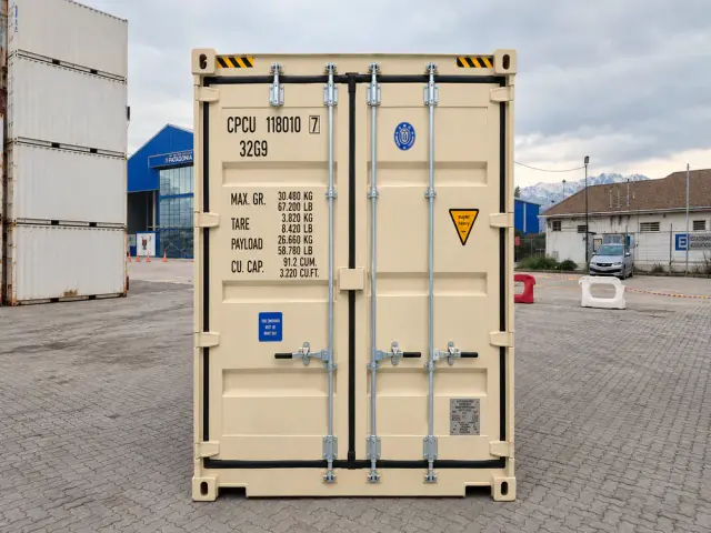 Frente del container open side de 40 pies con sus puertas de tope y la placa de datos