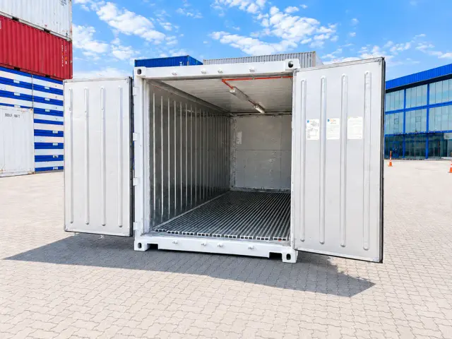 Caja reefer de 20 pies con las dos puertas abiertas y el interior a la vista