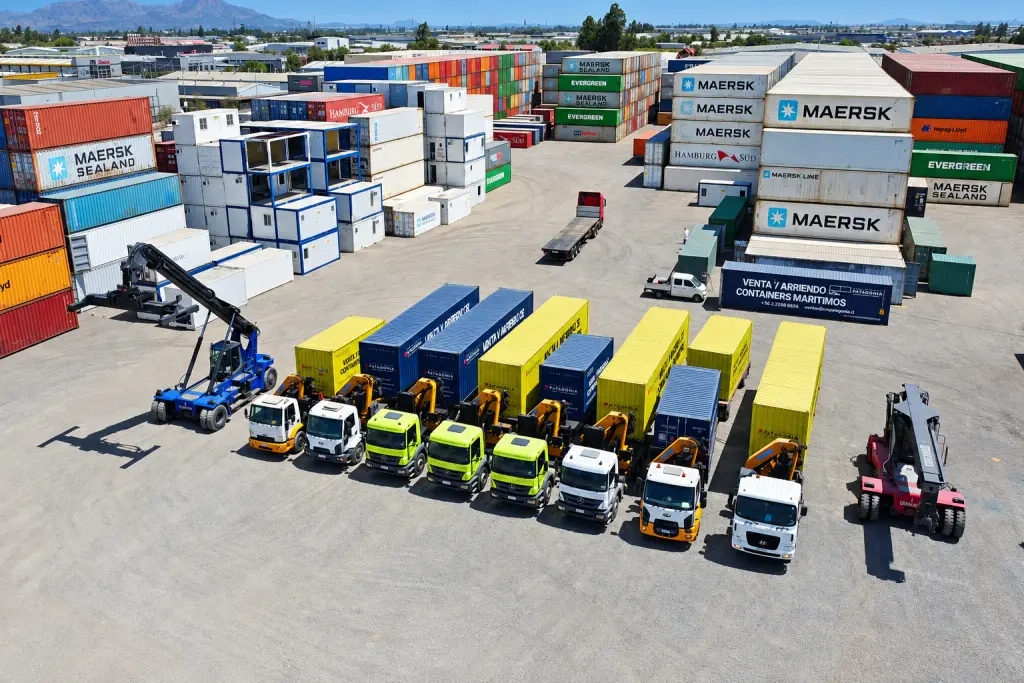 Flota de Contenedores Patagonia formada en el patio de San Bernardo, con el reach stacker y los containers apilados al fondo