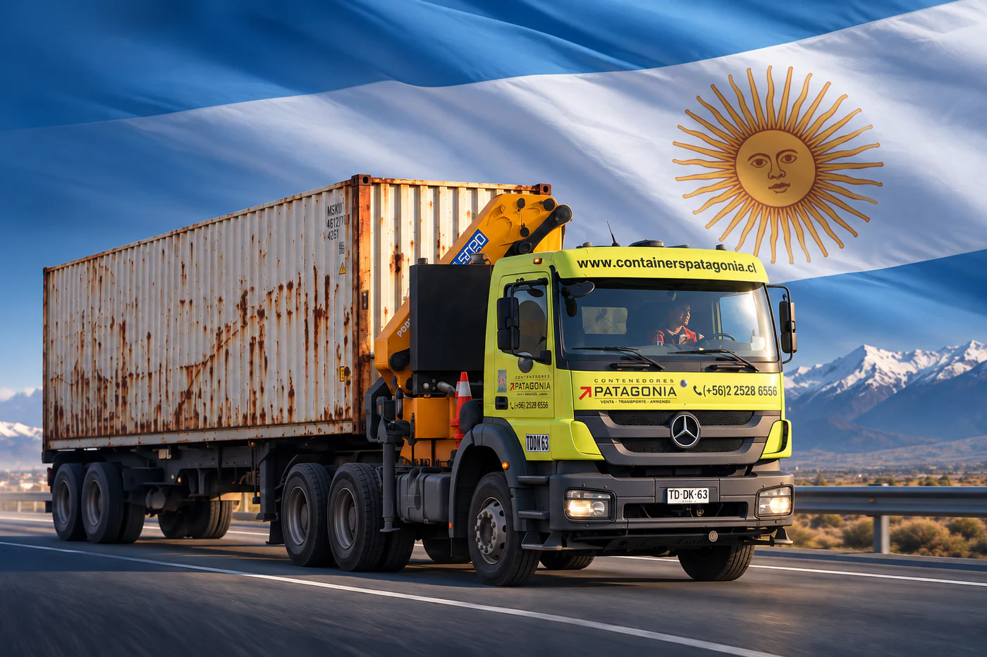 Camión de Contenedores Patagonia transportando un container marítimo por carretera, con la bandera argentina y la cordillera al fondo